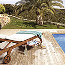 Autour d’une piscine, optez pour un sol en céramique imitation bois, où les veines et les nervures de ce matériau noble sont parfaitement réalistes : une finition très élégante. (Ceramica Gomez, Ipe)