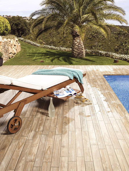 Autour d’une piscine, optez pour un sol en céramique imitation bois, où les veines et les nervures de ce matériau noble sont parfaitement réalistes : une finition très élégante. (Ceramica Gomez, Ipe)