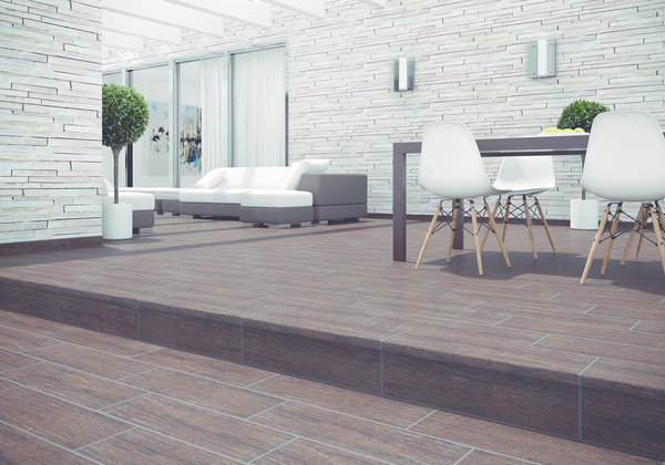 La céramique peut prendre des allures et des couleurs différentes. Ici, elle imite le wengé, un bois noir très élégant.