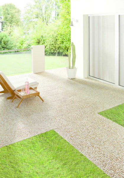 La céramique peut donner vie à d’innombrables combinaisons de couleurs et de matières. Ici, elle se mue en une dalle de galets, avec un résultat des plus réalistes. (Creeck de Navarti).