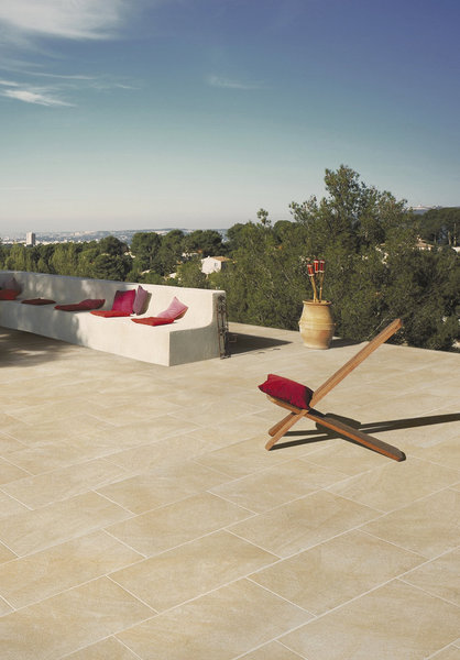 Une terrasse en céramique avec effet pierre naturelle, des tons clairs qui s’intègrent parfaitement au paysage, créant une atmosphère douce et paisible. (Undefasa, Stoner).