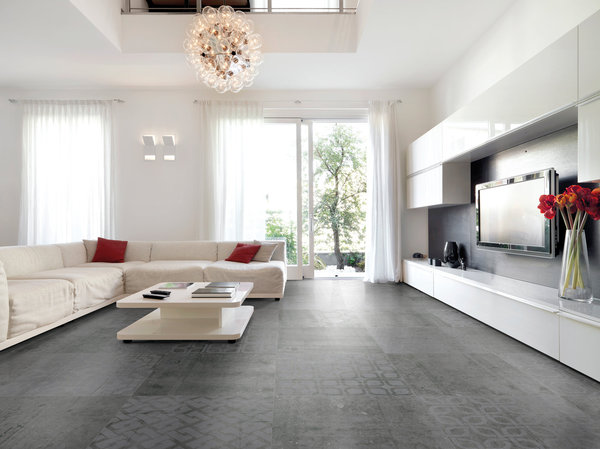 Un sol en céramique patiné, dont les discrets motifs aux effets métallisés dynamisent l’ensemble, apportant une petite touche futuriste. (Aparici, Azur Natural).