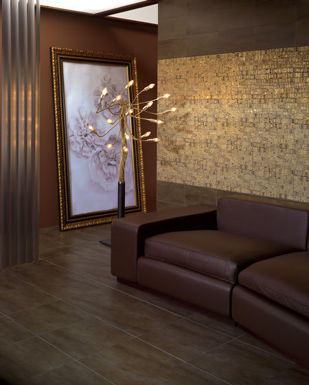 La céramique offre d’innombrables possibilités créatives. Ici, elle se transforme en feuille d’or, de la couleur, jusqu’à la texture !