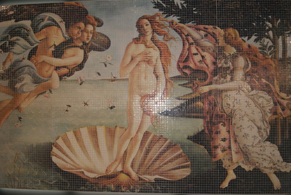 La céramique permet toutes les originalités ! Ici, la Vénus de Milo est reproduite façon mosaïque par Mosavit.