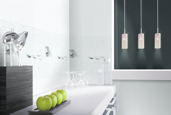 Habillez le mur de votre cuisine d’une mosaïque avec des dessins façon pochoirs. Un résultat discret et élégant qui personnalise votre décoration.