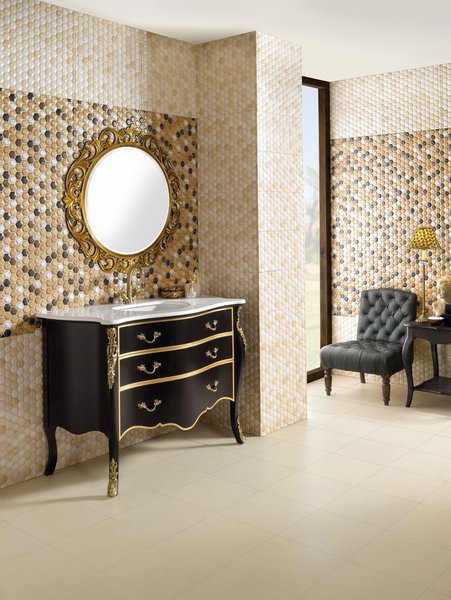 Ambiance baroque et décalée avec ce mur capitonné en céramique.