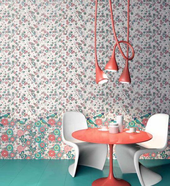 Les fabricants espagnols de céramique font preuve d’originalité et vous permettent de créer des ambiances personnalisées. Ici, l’ambiance est printannière, avec des motifs d’oiseaux et de fleurs, dans de douces teintes corail et turquoise. (Vives, Naïf)