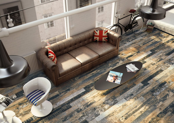 La céramique imite ici différentes nuances de bois qui se combinent pour créer un style ancien et usé. (Aparici, Sonar)