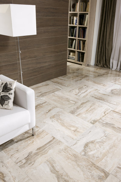 L’impression digitale permet d’imiter le marbre à la perfection, sans jamais avoir deux carreaux identiques. (Grespania, Numancia)