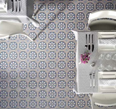 La céramique imitation carreaux de ciment crée un style ancien et rustique, dans des teintes bleues très douces, pour une ambiance rétro, traditionnelle. (Natucer, Cementi)