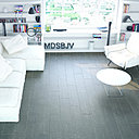 La céramique est utilisée ici pour créer un parquet imitation bois d’ébène, très chaud et élégant.