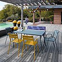 La collection Monceau de Fermob revisite le mobilier emblématique des jardins parisiens. Les chaises empilables et les tables, hautes en couleur, un brin rétro, égayeront votre terrasse.