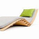 Imaginée par designers Fritsch et Durisotti pour Turribiny, Bee est une chaise longue aux lignes courbes et épurées, sur une structure alvéolaire, avec un assemblage type nid d’abeilles, pour une surface brillante et un toucher doux et soyeux, s’intégrant à tous les environnements.