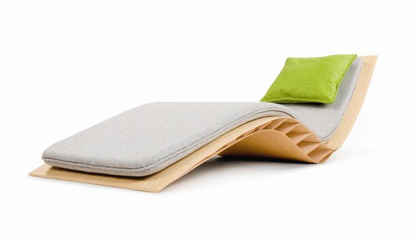 Imaginée par designers Fritsch et Durisotti pour Turribiny, Bee est une chaise longue aux lignes courbes et épurées, sur une structure alvéolaire, avec un assemblage type nid d’abeilles, pour une surface brillante et un toucher doux et soyeux, s’intégrant à tous les environnements.