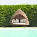 San Marino, de la collection Contemporaine 2012 d’Alexander Rose, est un fauteuil très confortable en forme de hutte façon cocon, comme un refuge pour profiter des jours ensoleillés en toute sérénité.