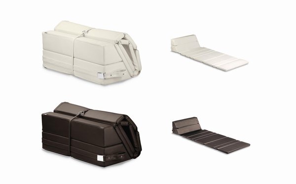 Découvrez le Tatami imaginé par la designer Annette Hinterwirth pour Dedon. Un matelas pliable léger en simili cuir, qui peut être transporté à la plage, ou installé sur une chaise longue.