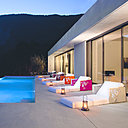 Bain de soleil, fauteuil, pouf ou table basse, le Kube, dessiné par Emmanuelle Legavre pour Ego Paris, est un fauteuil multifonctions. Sa structure en aluminium laqué, disponible en 21 coloris, et ses accoudoirs en teck ou en Corian blanc selon vos goûts, le rendent très élégant.