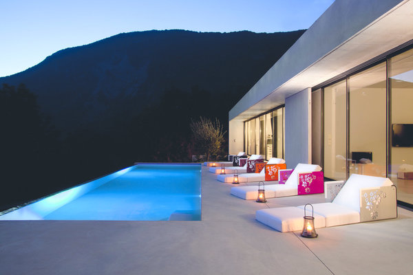 Bain de soleil, fauteuil, pouf ou table basse, le Kube, dessiné par Emmanuelle Legavre pour Ego Paris, est un fauteuil multifonctions. Sa structure en aluminium laqué, disponible en 21 coloris, et ses accoudoirs en teck ou en Corian blanc selon vos goûts, le rendent très élégant.