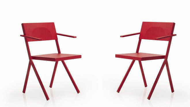 Mia est une chaise dessinée par l’architecte français Jean Nouvel pour Emu, une entreprise italienne de mobilier de jardin. Mia a été présentée pour la première fois en 2012, au Salon de Milan. Avec ses lignes ultra-simples, cette chaise empilable en acier et en aluminium découpé au laser, disponible en blanc, rouge, gris ou noir, s’intégrera facilement sur votre terrasse ou dans un coin de votre salon.