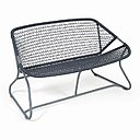 Amusant come back pour cette nouvelle gamme « Sixties » désignée par Frédéric Sofia pour Fermob. Déclinée en banquette, fauteuils et table basse, les structures en tube aluminium et en polymère tressé (résine technique haute densité) sont traitées « haute protection » pour un usage extérieur sans soucis.