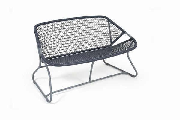 Amusant come back pour cette nouvelle gamme « Sixties » désignée par Frédéric Sofia pour Fermob. Déclinée en banquette, fauteuils et table basse, les structures en tube aluminium et en polymère tressé (résine technique haute densité) sont traitées « haute protection » pour un usage extérieur sans soucis.