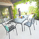 L’ensemble table et chaises Sicilia de la collection Ethnic Chic chez Hespéride dévoile un design nature aux motifs végétaux. Pratique, la table papillon est extensible et les chaises sont empilables.