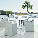 La collection Wicker 2012 de Manutti est une ligne de tables et de chaises d’avant-garde, aux formes arrondies. La structure des éléments est en aluminium époxy, les assises et dossiers des fauteuils sont en rotin, et le plateau de table est en céramique, disponible dans huit teintes différentes.