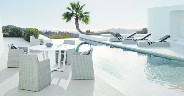 La collection Wicker 2012 de Manutti est une ligne de tables et de chaises d’avant-garde, aux formes arrondies. La structure des éléments est en aluminium époxy, les assises et dossiers des fauteuils sont en rotin, et le plateau de table est en céramique, disponible dans huit teintes différentes.