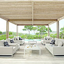 Simplicité et élégance. Zendo de Manutti est un ensemble modulaire canapé, sofa, fauteuils et tables en aluminium. Les finitions des fauteuils sont en simili cuir blanc ou tissu de coloris galet.