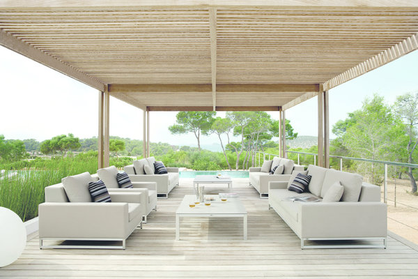 Simplicité et élégance. Zendo de Manutti est un ensemble modulaire canapé, sofa, fauteuils et tables en aluminium. Les finitions des fauteuils sont en simili cuir blanc ou tissu de coloris galet.