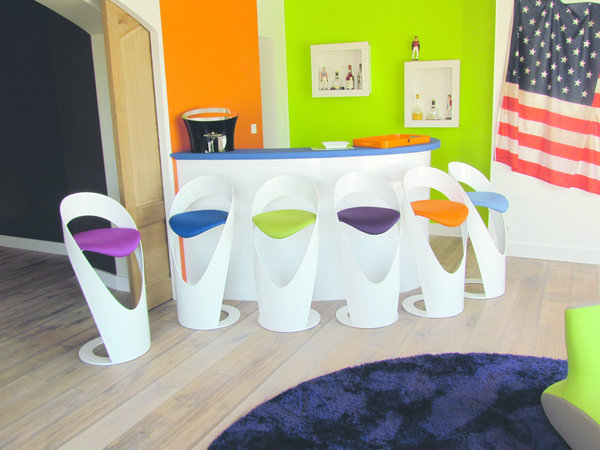 Tube est une gamme de tabourets de bar et de chaises en acier thermolaqué ou en bois, éditée par Martz Edition. Les tabourets sont déclinables dans de nombreuses couleurs (blanc, blanc brillant, hêtre teinté wengé, métal…), et tous les modèles peuvent être personnalisés.