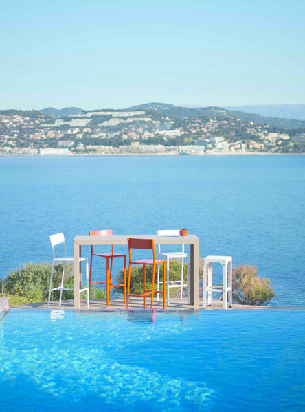 La table Zonda a été dessinée par l’Agence Avant Première pour Matière grise. Légèreté est le maître-mot pour ce mange debout pieds droits ou effilés, accompagné de la chaise UP.