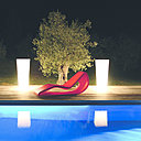 Design très pur pour cette chaise longue en polyéthylène HD teinté dans la masse, 100 % recyclable, résistante aux UV et aux températures extrêmes.