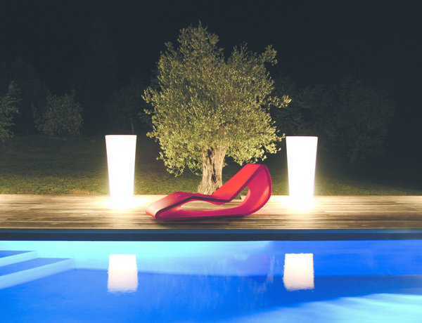 Design très pur pour cette chaise longue en polyéthylène HD teinté dans la masse, 100 % recyclable, résistante aux UV et aux températures extrêmes.