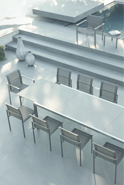 Sobriété, élégance et belle démarche écologique pour Ec-Inoks , un ensemble repas du designer Eric Carrère chez Sifas. Une structure en tube inox électropli et un plateau de table en dalle de verre trempé, recyclable et ultra résistant aux intempéries et aux UV.