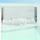 Contemporain, pratique et léger cet ensemble repas Kwadra chez Sifas, en tube d’aluminium chromaté et peinture époxy cuite au four.