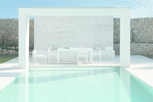 Contemporain, pratique et léger cet ensemble repas Kwadra chez Sifas, en tube d’aluminium chromaté et peinture époxy cuite au four.