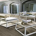 Très chic cet ensemble canapé, fauteuils, table basse et paravent Natsiq de Bleu Nature, avec une structure en inox laqué blanc, et des dossiers de fauteuil en bois flotté écorcé de peuplier.