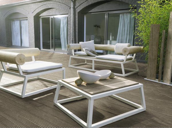 Très chic cet ensemble canapé, fauteuils, table basse et paravent Natsiq de Bleu Nature, avec une structure en inox laqué blanc, et des dossiers de fauteuil en bois flotté écorcé de peuplier.