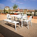 Le designer Arek Levy a imaginé Pattern pour Emu, une collection de chaise, fauteuil, banc et table en tôle estampée et moulée. Les coques et les pieds des sièges sont réalisés par emboutissage à partir d’une feuille de tôle d’un seul tenant qui est ensuite peinte. Les décorations hexagonales sur les assises et les dossiers des sièges, ainsi que sur les plateaux des tables, apportent une petite touche personnelle originale.