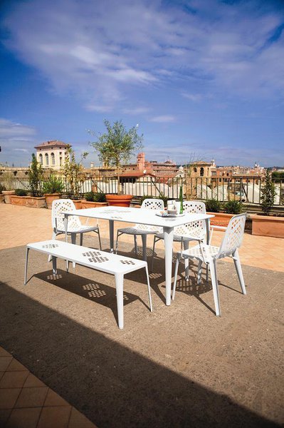 Le designer Arek Levy a imaginé Pattern pour Emu, une collection de chaise, fauteuil, banc et table en tôle estampée et moulée. Les coques et les pieds des sièges sont réalisés par emboutissage à partir d’une feuille de tôle d’un seul tenant qui est ensuite peinte. Les décorations hexagonales sur les assises et les dossiers des sièges, ainsi que sur les plateaux des tables, apportent une petite touche personnelle originale.