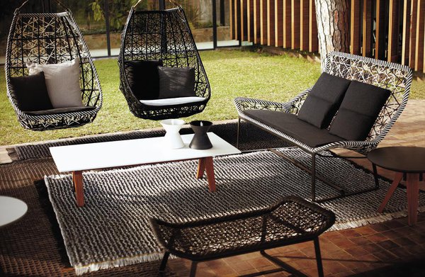 La collection Maia chez Kettal, imaginée par la designer Patricia Urquiola, est un exemple de légèreté et d’élégance, entre tressage artisanal, tissus et structure en aluminium. Des canapés et des fauteuils œuf suspendus qui appellent à la relaxation.