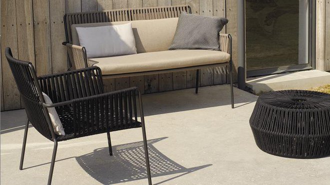 Le modèle Net de Kettal se décline en fauteuil et en sofa. Une structure classique et élégante à la fois, composée d’une trame de cordes enroulées autour de tubes en aluminium.