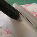 Passez la colle sur l'étui avec le pinceau mousse.