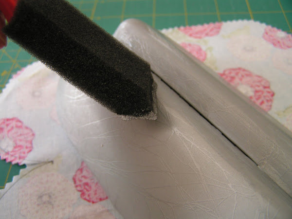 Passez la colle sur l'étui avec le pinceau mousse.