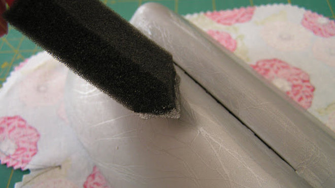 Passez la colle sur l'étui avec le pinceau mousse.