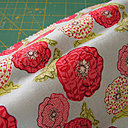 Lissez le tissu sur l'étui pour évacuer les bulles d'air.