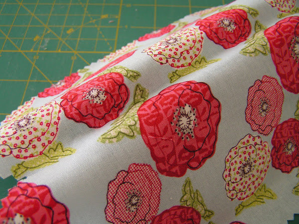 Lissez le tissu sur l'étui pour évacuer les bulles d'air.