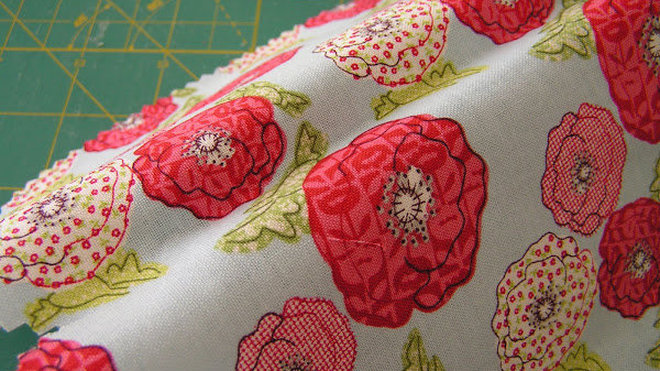 Lissez le tissu sur l'étui pour évacuer les bulles d'air.