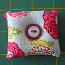 Un mini coussin et 2 boutons pour piquer ses épingles.